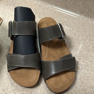 NWT Taos My Dear Dark Grey size 6-6.5 sandal